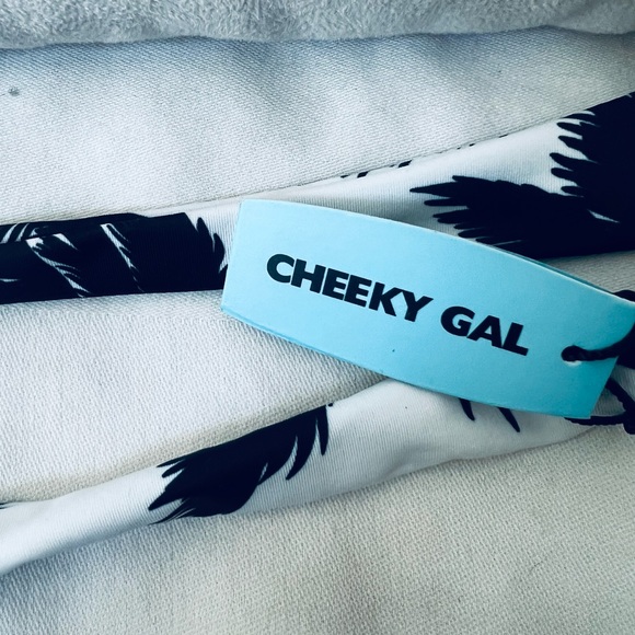 CHEEKY GAL 2 piece Bikini Black & White Hawaiian Print Beautiful Bathing Suit - Picture 9 of 16